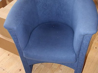 Wachtkamerset bestaande uit blauwe en rode fauteuil en gele poef / tafel met doorsnede 60 cm. - afbeelding 5 van  5