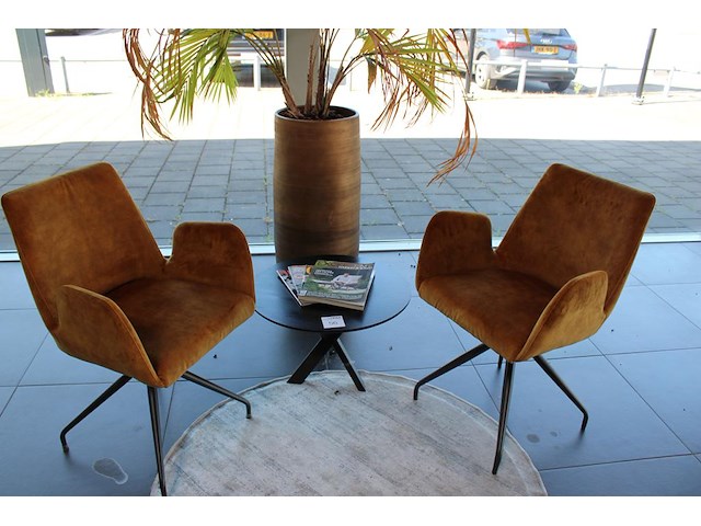 Wachtkamerset bestaande uit twee stoelen, bijzettafel, vloerkleed en plant in pot. - afbeelding 4 van  4