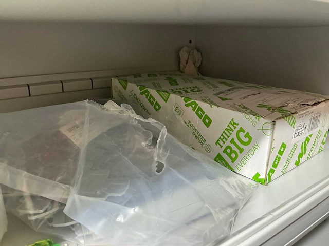 Wago voorraad kabelklemmen in stalen vakkenkast - afbeelding 3 van  46