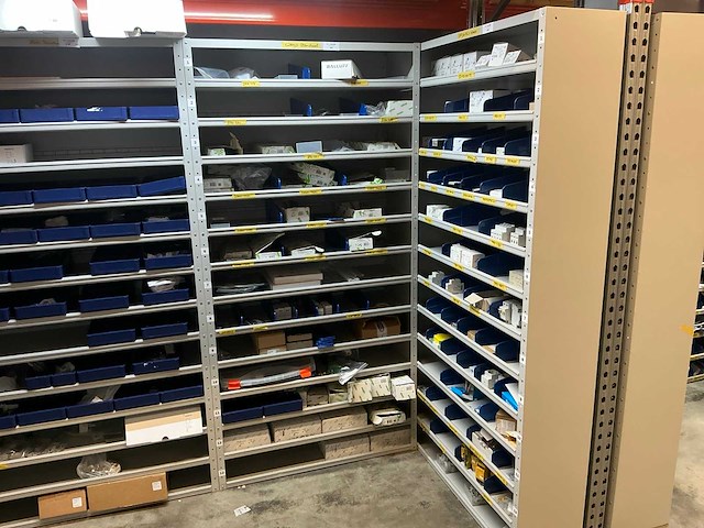 Wago voorraad kabelklemmen in stalen vakkenkast - afbeelding 1 van  46