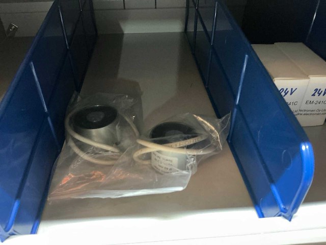 Wago voorraad kabelklemmen in stalen vakkenkast - afbeelding 19 van  46