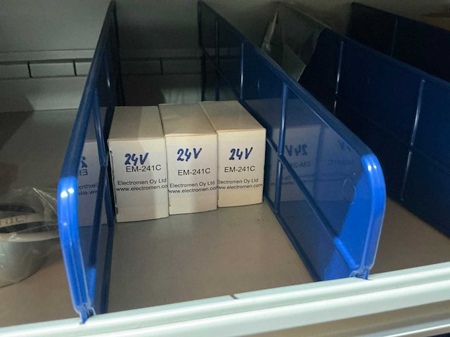 Wago voorraad kabelklemmen in stalen vakkenkast - afbeelding 20 van  46