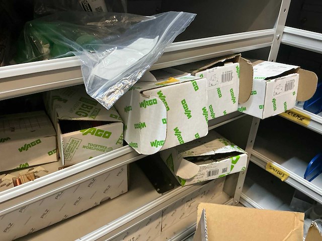Wago voorraad kabelklemmen in stalen vakkenkast - afbeelding 28 van  46