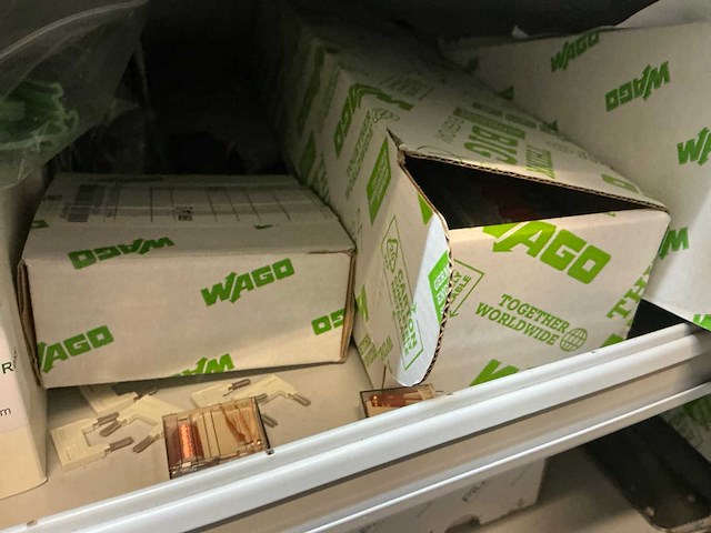 Wago voorraad kabelklemmen in stalen vakkenkast - afbeelding 29 van  46