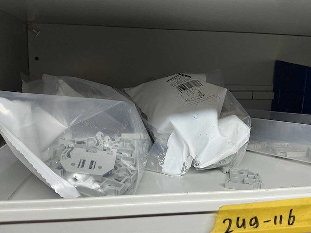 Wago voorraad kabelklemmen in stalen vakkenkast - afbeelding 23 van  46