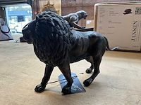 Walking lion decoratief beeld - afbeelding 2 van  2