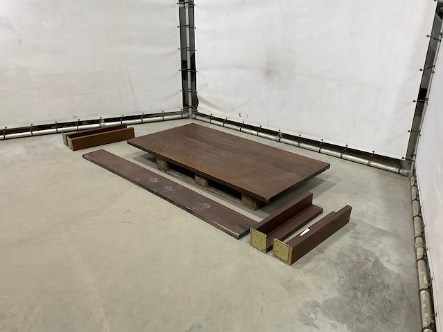 Walnotenhouten tafel - afbeelding 1 van  3