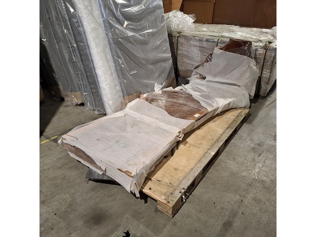 Walnut wood l shape table in epoxy, wood, 2026 - afbeelding 3 van  4