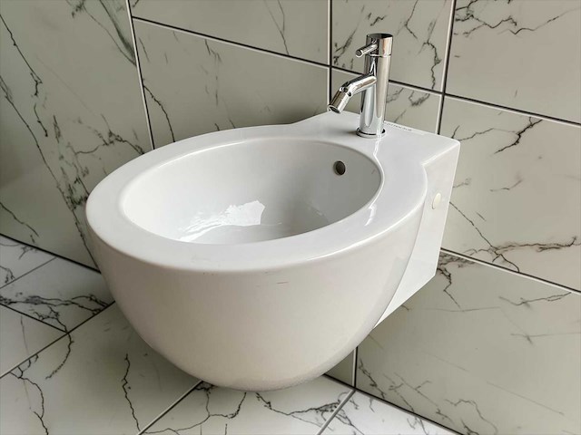 Wand bidet met kraan - afbeelding 1 van  5