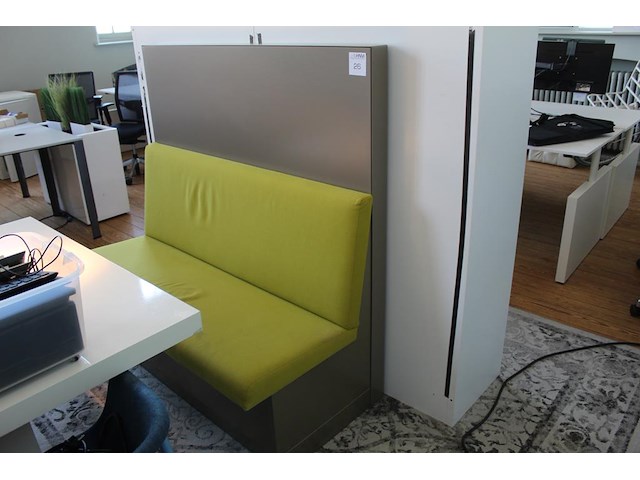 Wandbank met metalen achterwand. breedte 140 cm en hoogte 139 cm. - afbeelding 1 van  3