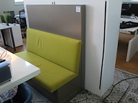 Wandbank met metalen achterwand. breedte 140 cm en hoogte 139 cm.