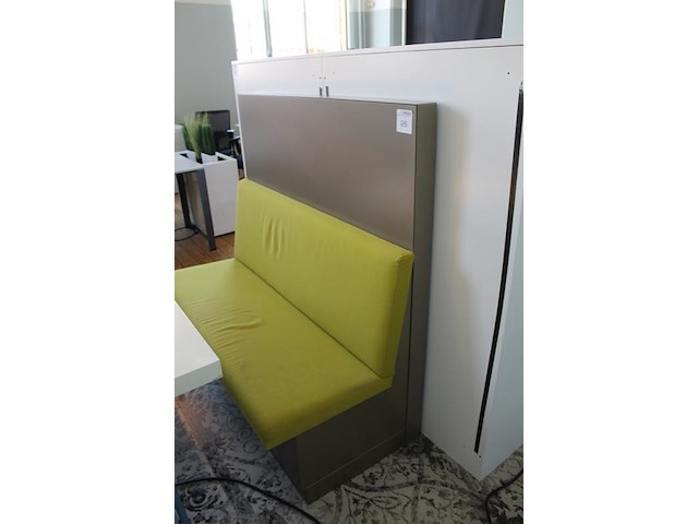 Wandbank met metalen achterwand. breedte 140 cm en hoogte 139 cm. - afbeelding 2 van  3