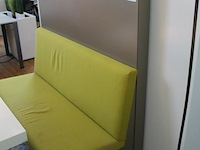 Wandbank met metalen achterwand. breedte 140 cm en hoogte 139 cm. - afbeelding 2 van  3
