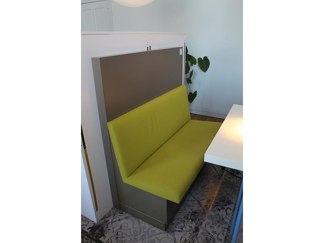 Wandbank met metalen achterwand. breedte 140 cm en hoogte 139 cm. - afbeelding 3 van  3