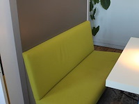 Wandbank met metalen achterwand. breedte 140 cm en hoogte 139 cm. - afbeelding 3 van  3