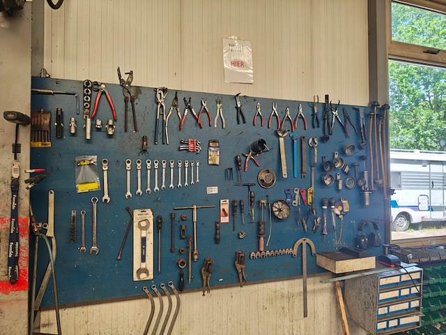 Wandbord met diverse auto gereedschap - afbeelding 1 van  11