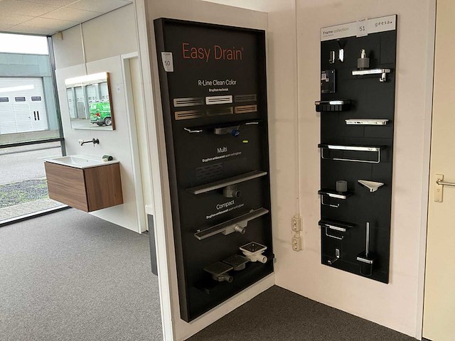 Wandbord met diverse easy drain drains en doucheputten - afbeelding 1 van  6