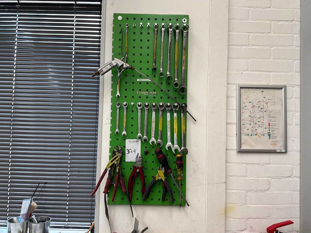 Wandbord met diverse gereedschap - afbeelding 1 van  2