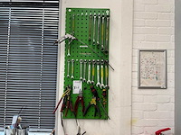 Wandbord met diverse gereedschap - afbeelding 1 van  2