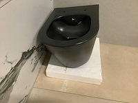 Wandcloset + gaten voor bidet. - afbeelding 1 van  6