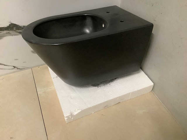 Wandcloset + gaten voor bidet. - afbeelding 2 van  6