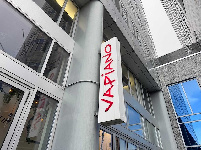 Wandgemonteerd bord "vapiano" - afbeelding 1 van  2