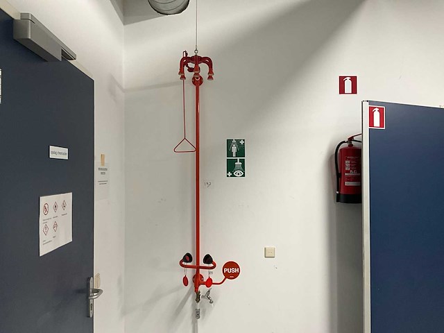 Wandgemonteerde nooddouche - afbeelding 2 van  4