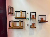 Wandgemonteerde plank met decoratie (6x) - afbeelding 1 van  3