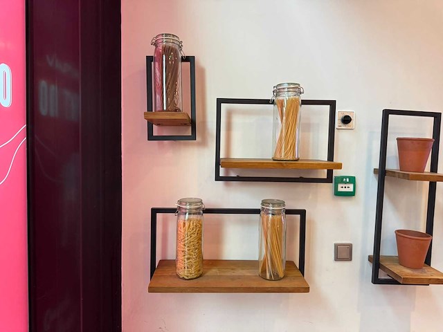 Wandgemonteerde plank met decoratie (6x) - afbeelding 2 van  3