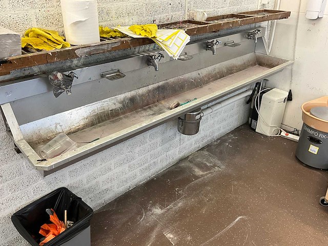 Wandgemonteerde spoeltafel met boiler - afbeelding 1 van  4