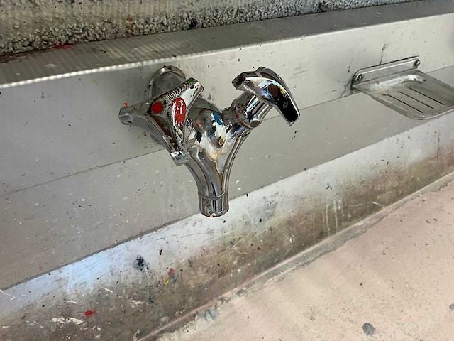 Wandgemonteerde spoeltafel met boiler - afbeelding 2 van  4