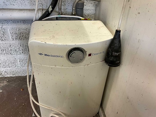 Wandgemonteerde spoeltafel met boiler - afbeelding 3 van  4