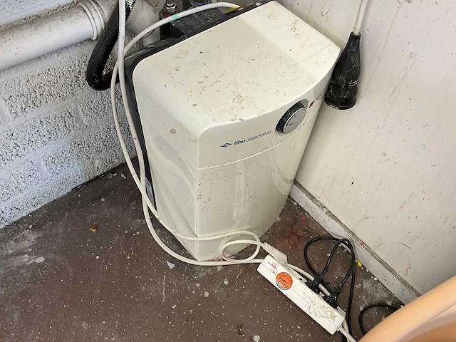 Wandgemonteerde spoeltafel met boiler - afbeelding 4 van  4