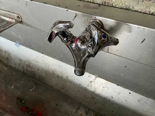 Wandgemonteerde spoeltafel met boiler - afbeelding 4 van  4