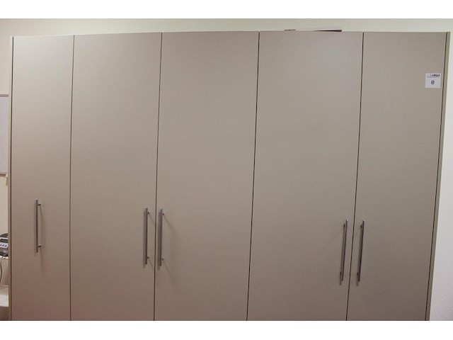 Wandkast bestaande uit vier deuren en apothekerskast. afmeting 234 x 57 x 212 cm. let op: afhalen na 12.00... - afbeelding 1 van  4