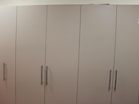 Wandkast bestaande uit vier deuren en apothekerskast. afmeting 234 x 57 x 212 cm. let op: afhalen na 12.00...