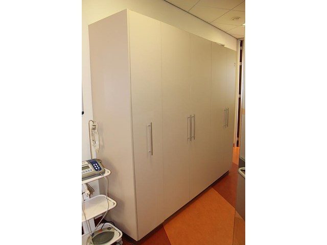 Wandkast bestaande uit vier deuren en apothekerskast. afmeting 234 x 57 x 212 cm. let op: afhalen na 12.00... - afbeelding 2 van  4