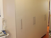 Wandkast bestaande uit vier deuren en apothekerskast. afmeting 234 x 57 x 212 cm. let op: afhalen na 12.00... - afbeelding 2 van  4