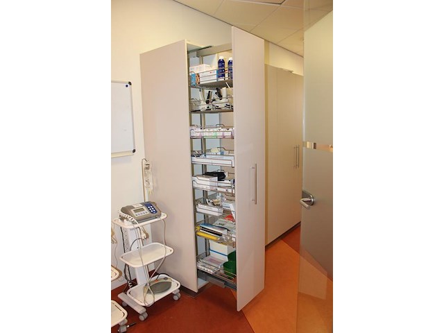 Wandkast bestaande uit vier deuren en apothekerskast. afmeting 234 x 57 x 212 cm. let op: afhalen na 12.00... - afbeelding 3 van  4