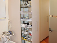 Wandkast bestaande uit vier deuren en apothekerskast. afmeting 234 x 57 x 212 cm. let op: afhalen na 12.00... - afbeelding 3 van  4