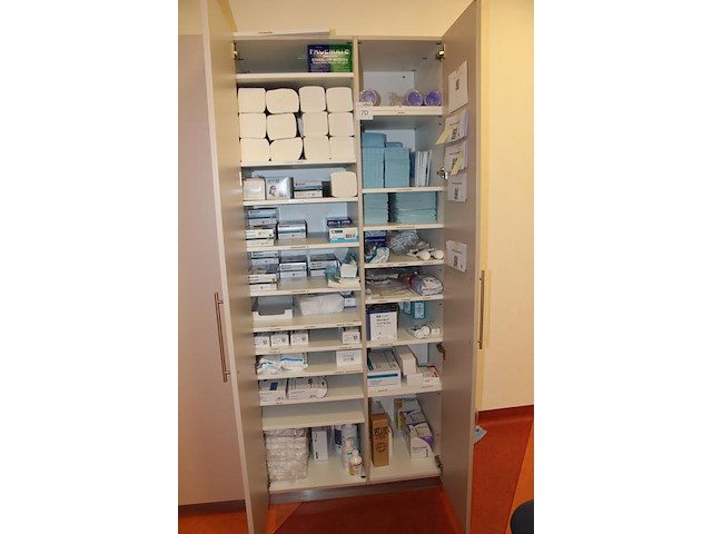 Wandkast bestaande uit vier deuren en apothekerskast. afmeting 234 x 57 x 212 cm. let op: afhalen na 12.00... - afbeelding 4 van  4