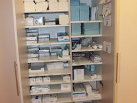 Wandkast bestaande uit vier deuren en apothekerskast. afmeting 234 x 57 x 212 cm. let op: afhalen na 12.00... - afbeelding 4 van  4