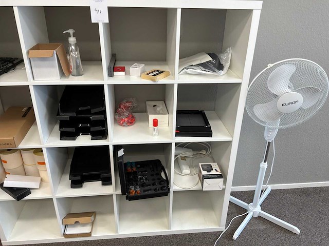 Wandkast met inhoud - afbeelding 3 van  3