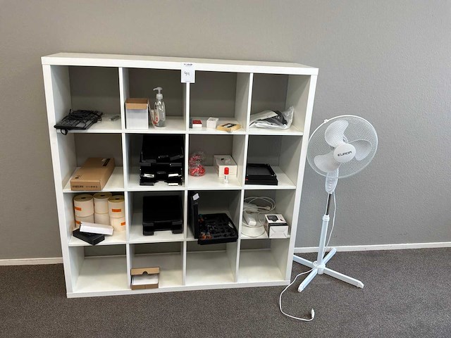 Wandkast met inhoud - afbeelding 1 van  4