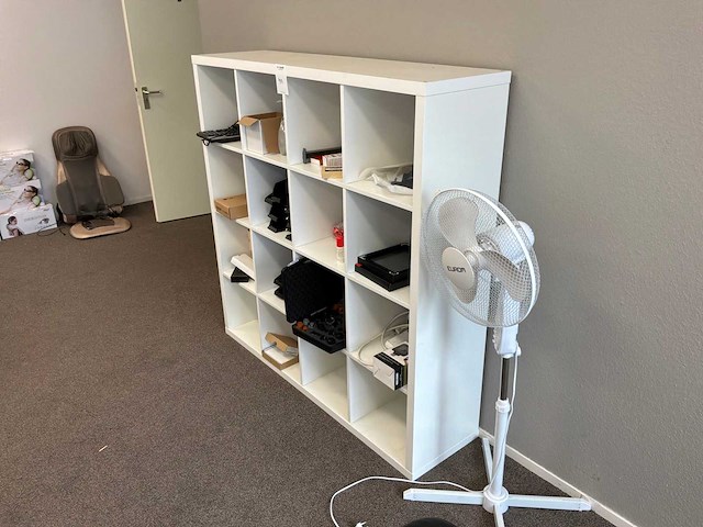 Wandkast met inhoud - afbeelding 2 van  4