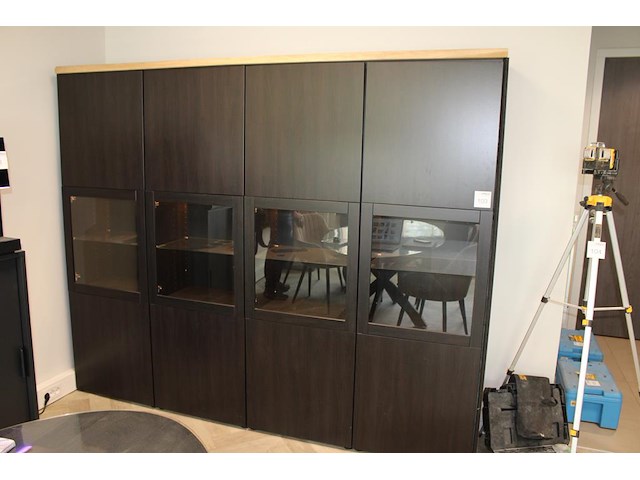 Wandkast met twaalf deuren. afmeting 234 x 44 x 198 cm. - afbeelding 1 van  3