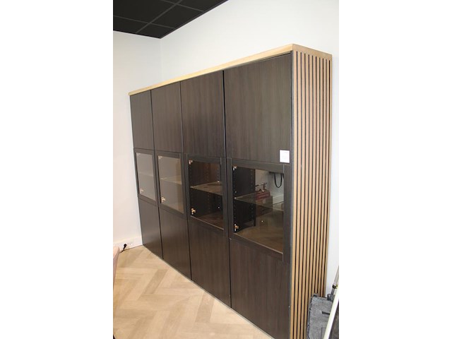 Wandkast met twaalf deuren. afmeting 234 x 44 x 198 cm. - afbeelding 2 van  3