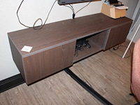 Wandkast met twee deuren. afmeting 160 x 40 x 34 cm.