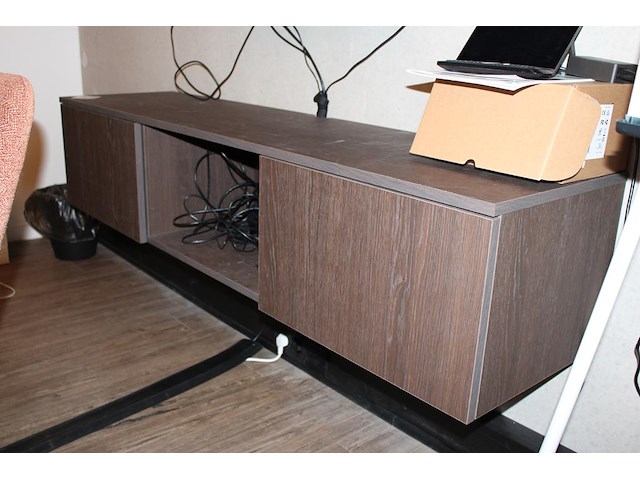 Wandkast met twee deuren. afmeting 160 x 40 x 34 cm. - afbeelding 2 van  2