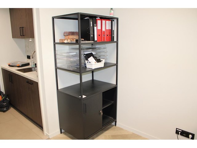 Wandkast met twee schuifdeuren en drie schappen. afmeting 80 x 55 x 180 cm. - afbeelding 1 van  2